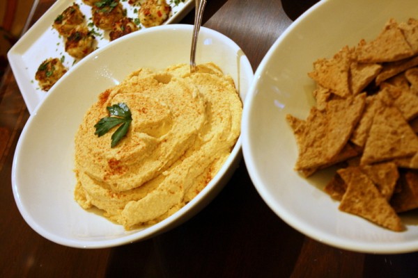 hummus and crackers